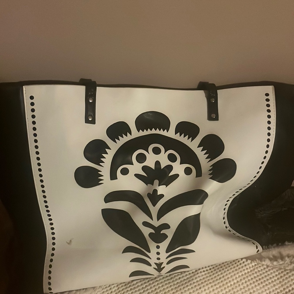 Women’s soft Vera Bradley tote.